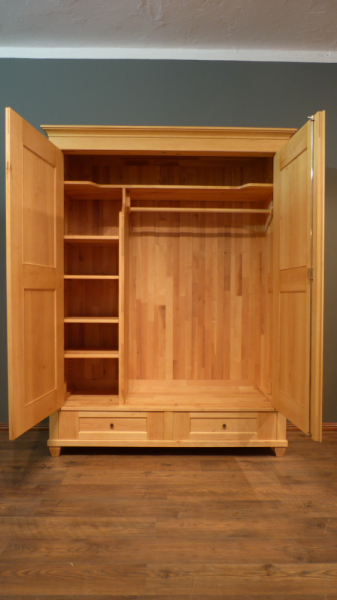 Klassicher Massivholz Kleiderschrank, komplett zerlegbar Klassicher Massivholz Kleiderschrank, komplett zerlegbar