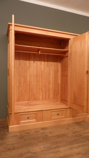 Schlichter Bauhaus Kleiderschrank, massiv Erle Schlichter Bauhaus Kleiderschrank, massiv Erle