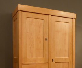 Sachlicher Kleiderschrank12 im Bauhausstil, massiv Erle