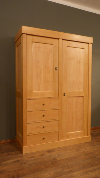 Kleiderschrank im Bauhausstil, massiv Erle, komplett zerlegbar, andere Maße möglich Kleiderschrank im Bauhausstil, massiv Erle, komplett zerlegbar, andere Maße möglich