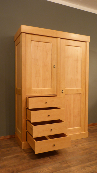 Kleiderschrank im Bauhausstil, massiv Erle, komplett zerlegbar, andere Maße möglich Kleiderschrank im Bauhausstil, massiv Erle, komplett zerlegbar, andere Maße möglich