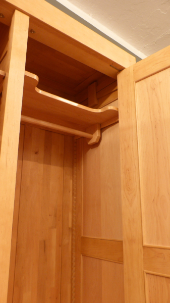 Kleiderschrank im Bauhausstil, massiv Erle, komplett zerlegbar, andere Maße möglich Kleiderschrank im Bauhausstil, massiv Erle, komplett zerlegbar, andere Maße möglich