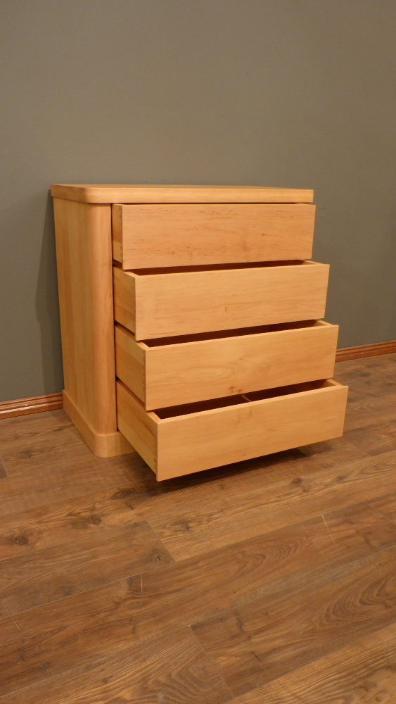 Formschöne Massivholz Kommode in schlichter Ausführung Formschöne Massivholz Kommode in schlichter Ausführung