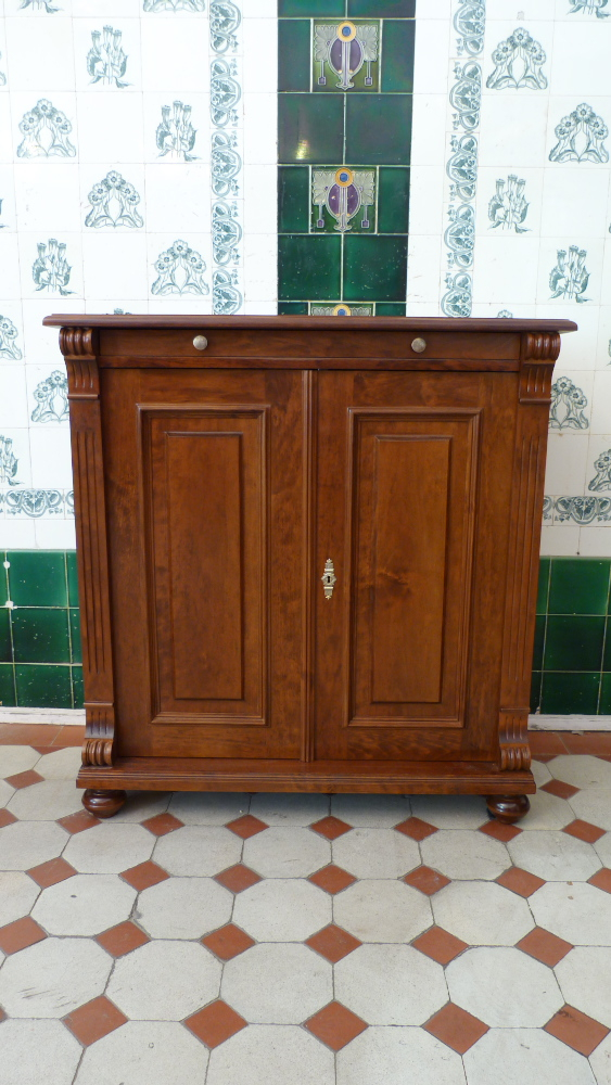 Massivholz Kommode mit zwei Türen und einem Tablettauszug Massivholz Kommode mit zwei Türen und einem Tablettauszug