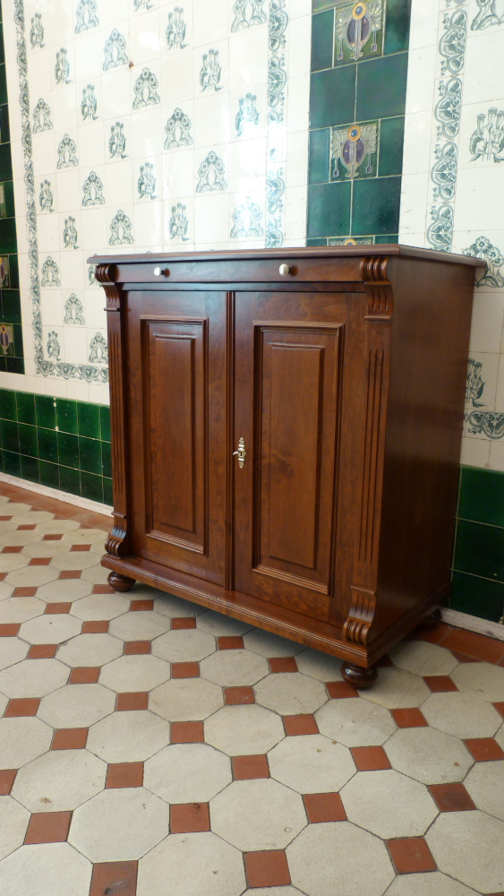 Massivholz Kommode mit zwei Türen und einem Tablettauszug Massivholz Kommode mit zwei Türen und einem Tablettauszug