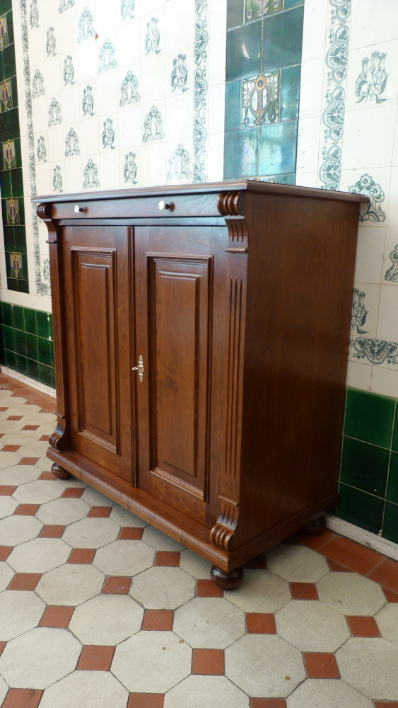 Massivholz Kommode mit zwei Türen und einem Tablettauszug Massivholz Kommode mit zwei Türen und einem Tablettauszug