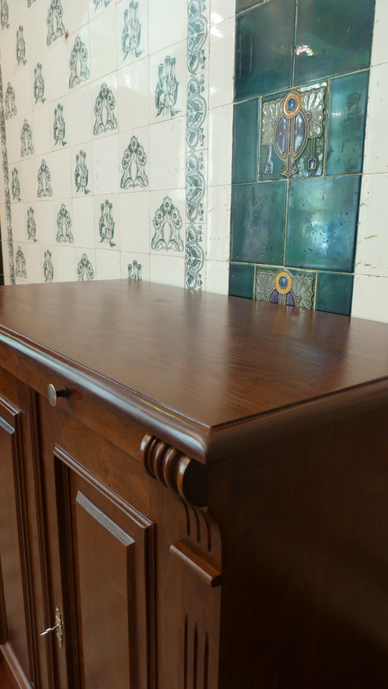 Massivholz Kommode mit zwei Türen und einem Tablettauszug Massivholz Kommode mit zwei Türen und einem Tablettauszug