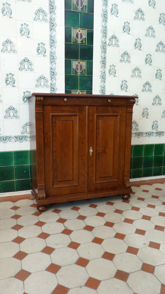 Massivholz Kommode mit zwei Türen und einem Tablettauszug Massivholz Kommode mit zwei Türen und einem Tablettauszug