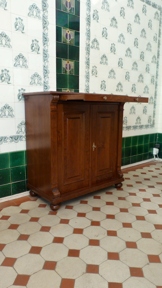 Massivholz Kommode mit zwei Türen und einem Tablettauszug Massivholz Kommode mit zwei Türen und einem Tablettauszug