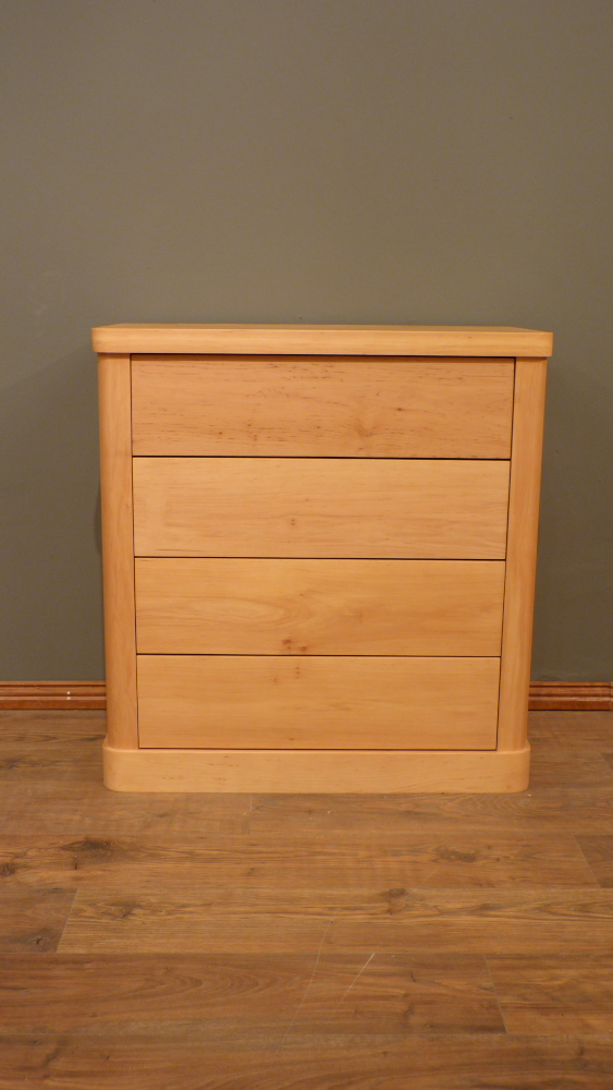 Formschöne Massivholz Kommode in schlichter Ausführung Formschöne Massivholz Kommode in schlichter Ausführung