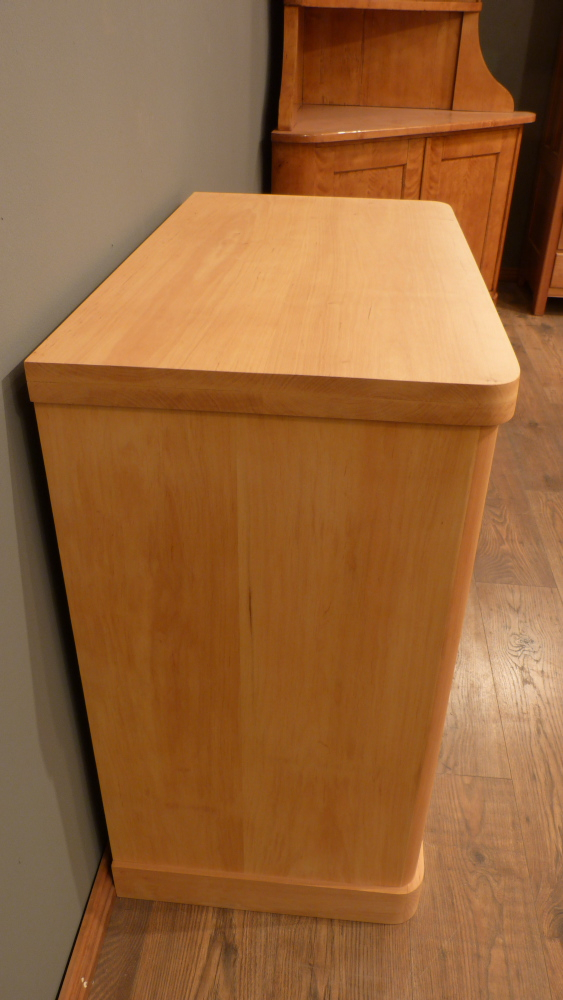Formschöne Massivholz Kommode in schlichter Ausführung Formschöne Massivholz Kommode in schlichter Ausführung