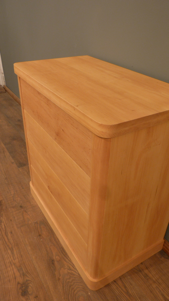 Formschöne Massivholz Kommode in schlichter Ausführung Formschöne Massivholz Kommode in schlichter Ausführung