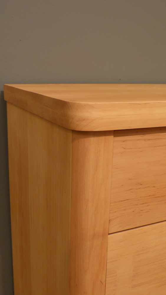 Formschöne Massivholz Kommode in schlichter Ausführung Formschöne Massivholz Kommode in schlichter Ausführung