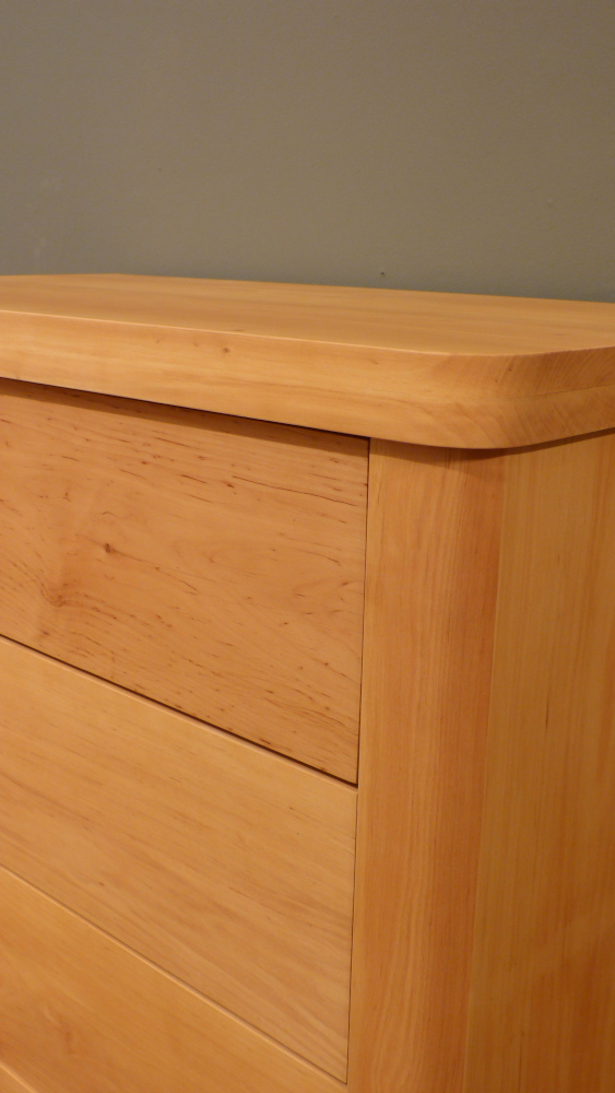 Formschöne Massivholz Kommode in schlichter Ausführung Formschöne Massivholz Kommode in schlichter Ausführung