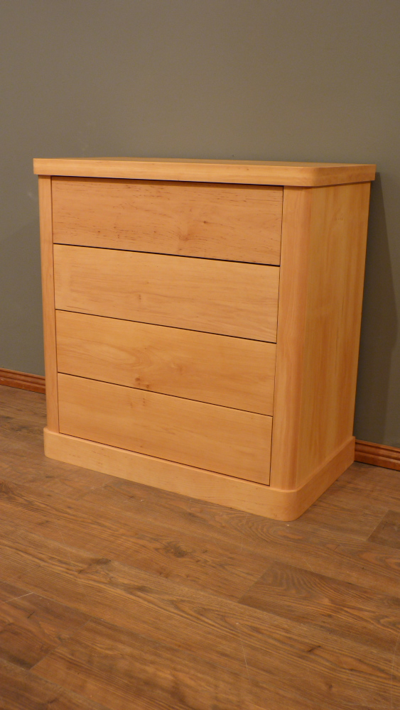 Formschöne Massivholz Kommode in schlichter Ausführung Formschöne Massivholz Kommode in schlichter Ausführung