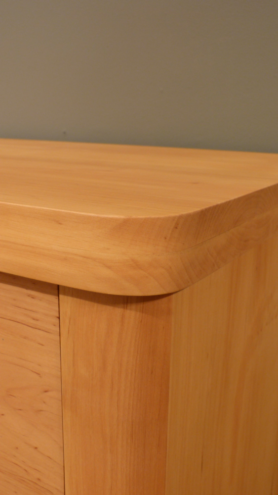 Formschöne Massivholz Kommode in schlichter Ausführung Formschöne Massivholz Kommode in schlichter Ausführung
