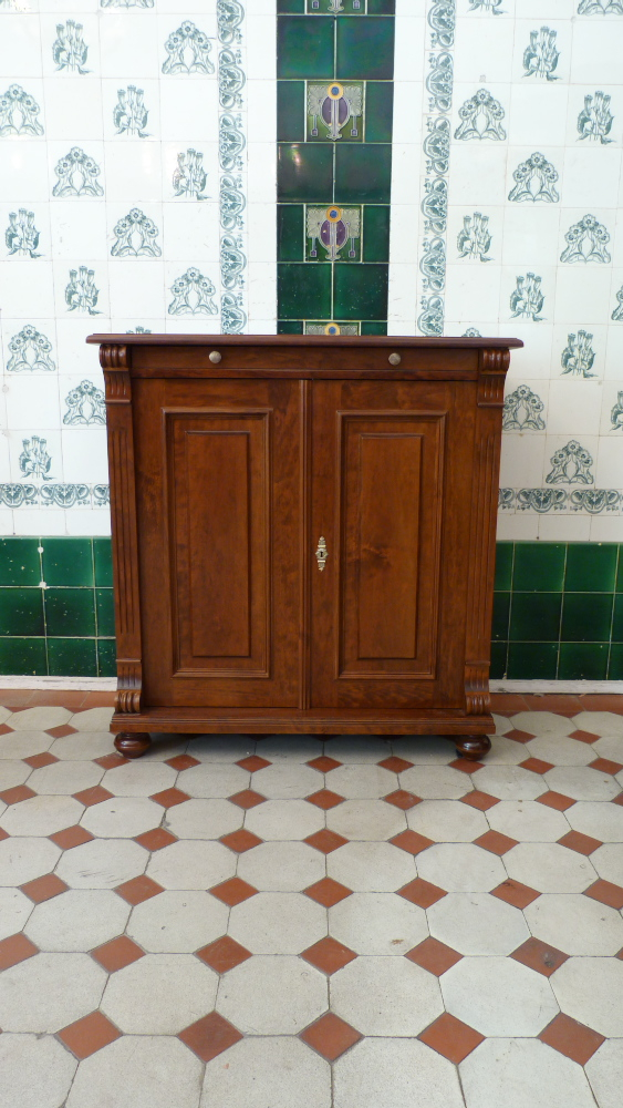 Massivholz Kommode mit zwei Türen und einem Tablettauszug Massivholz Kommode mit zwei Türen und einem Tablettauszug