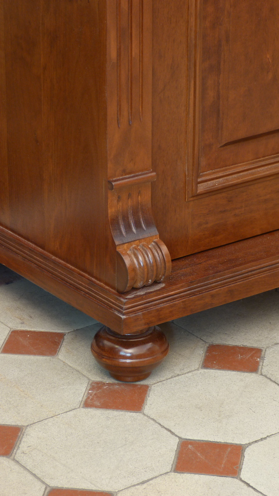 Massivholz Kommode mit zwei Türen und einem Tablettauszug Massivholz Kommode mit zwei Türen und einem Tablettauszug