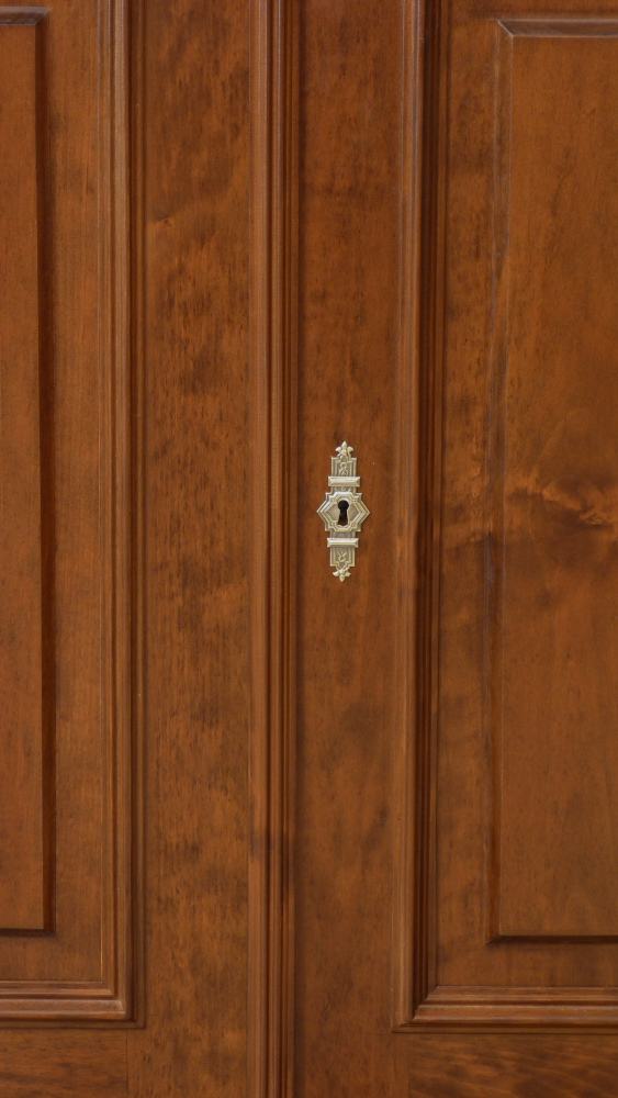 Massivholz Kommode mit zwei Türen und einem Tablettauszug Massivholz Kommode mit zwei Türen und einem Tablettauszug