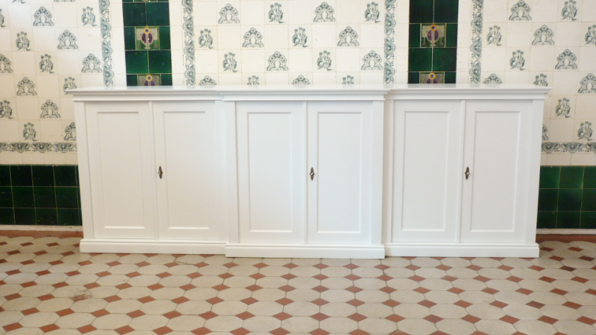 Klassisches Sideboard mit sechs Türen Klassisches Sideboard mit sechs Türen