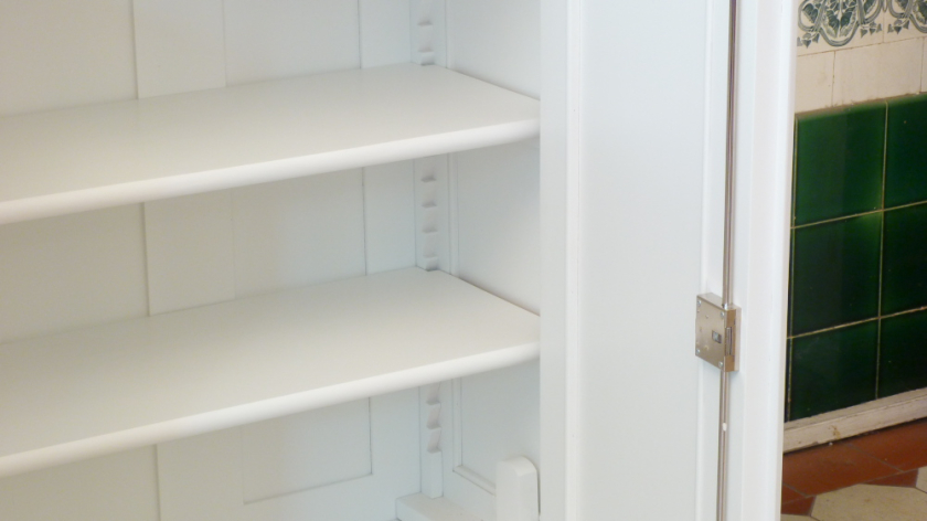 Klassisches Sideboard mit sechs Türen Klassisches Sideboard mit sechs Türen