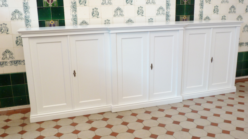 Klassisches Sideboard mit sechs Türen Klassisches Sideboard mit sechs Türen