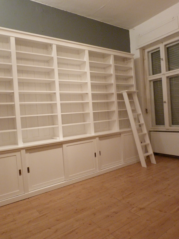 Bücherwand mit Schiebetüren, Erle Massivholz, weiss lasiert Bücherwand mit Schiebetüren, Erle Massivholz, weiss lasiert