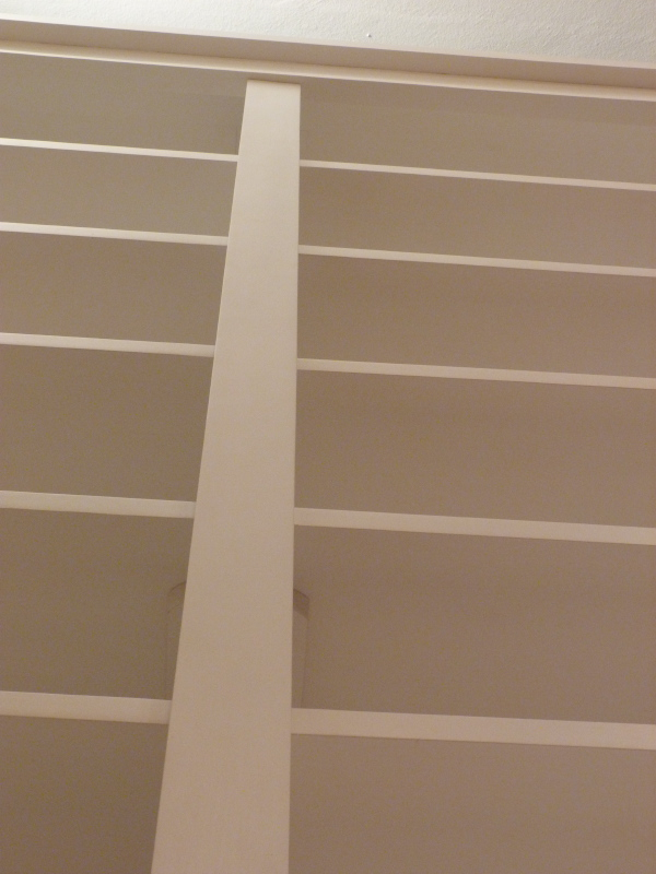 Bücherwand mit Schiebetüren, Erle Massivholz, weiss lasiert Bücherwand mit Schiebetüren, Erle Massivholz, weiss lasiert