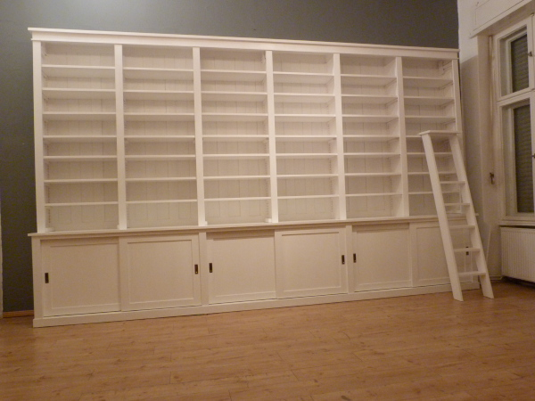 Bücherwand mit Schiebetüren, Erle Massivholz, weiss lasiert Bücherwand mit Schiebetüren, Erle Massivholz, weiss lasiert