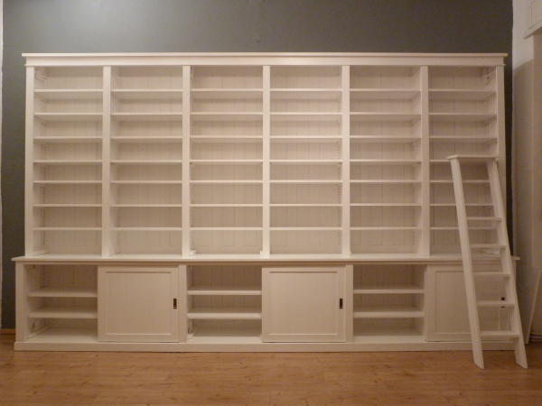 Bücherwand mit Schiebetüren, Erle Massivholz, weiss lasiert Bücherwand mit Schiebetüren, Erle Massivholz, weiss lasiert