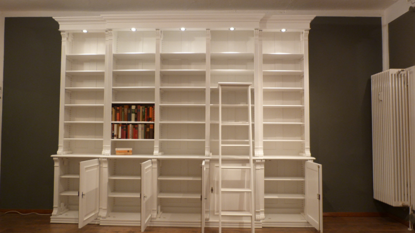 Klassische Bücherwand mit geschlossenem Unterbau im Gründerzeitstil Klassische Bücherwand mit geschlossenem Unterbau im Gründerzeitstil