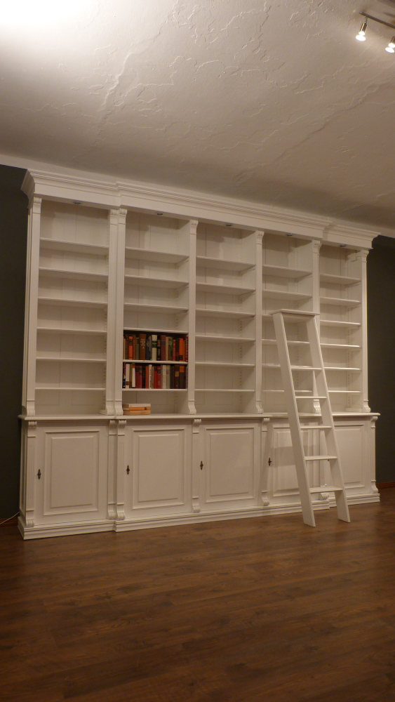 Klassische Bücherwand mit geschlossenem Unterbau im Gründerzeitstil Klassische Bücherwand mit geschlossenem Unterbau im Gründerzeitstil