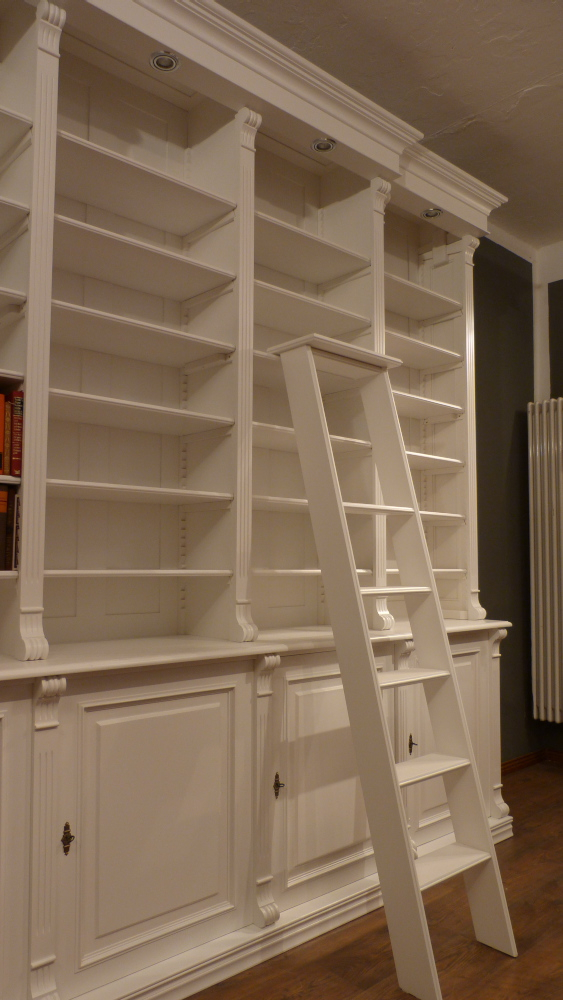 Klassische Bücherwand mit geschlossenem Unterbau im Gründerzeitstil Klassische Bücherwand mit geschlossenem Unterbau im Gründerzeitstil