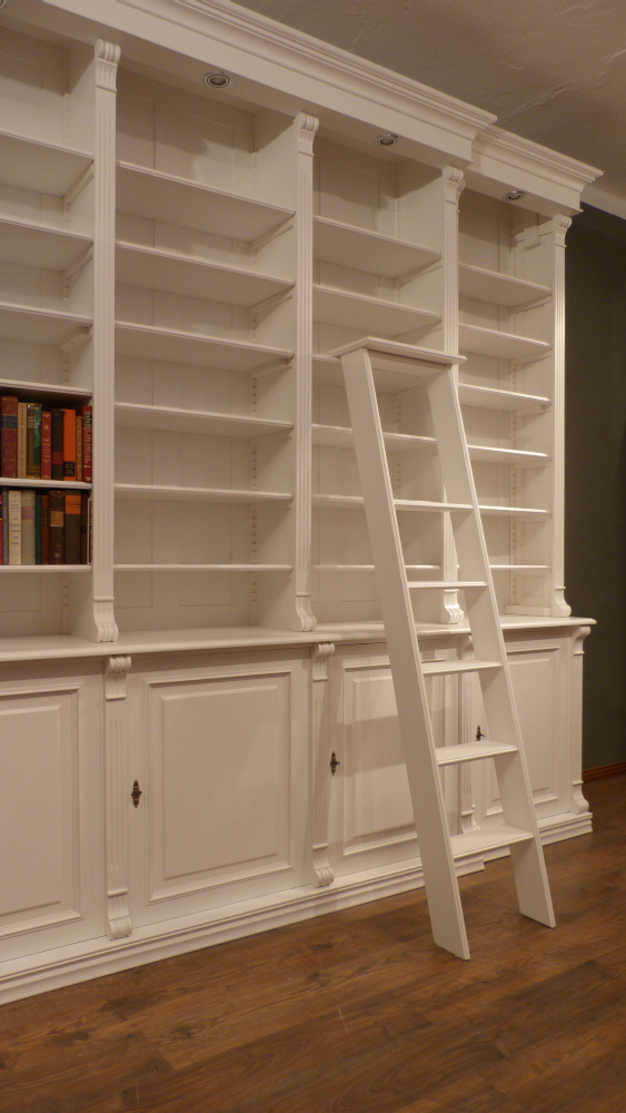 Klassische Bücherwand mit geschlossenem Unterbau im Gründerzeitstil Klassische Bücherwand mit geschlossenem Unterbau im Gründerzeitstil