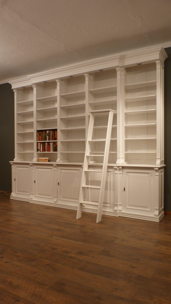 Klassische Bücherwand mit geschlossenem Unterbau im Gründerzeitstil Klassische Bücherwand mit geschlossenem Unterbau im Gründerzeitstil