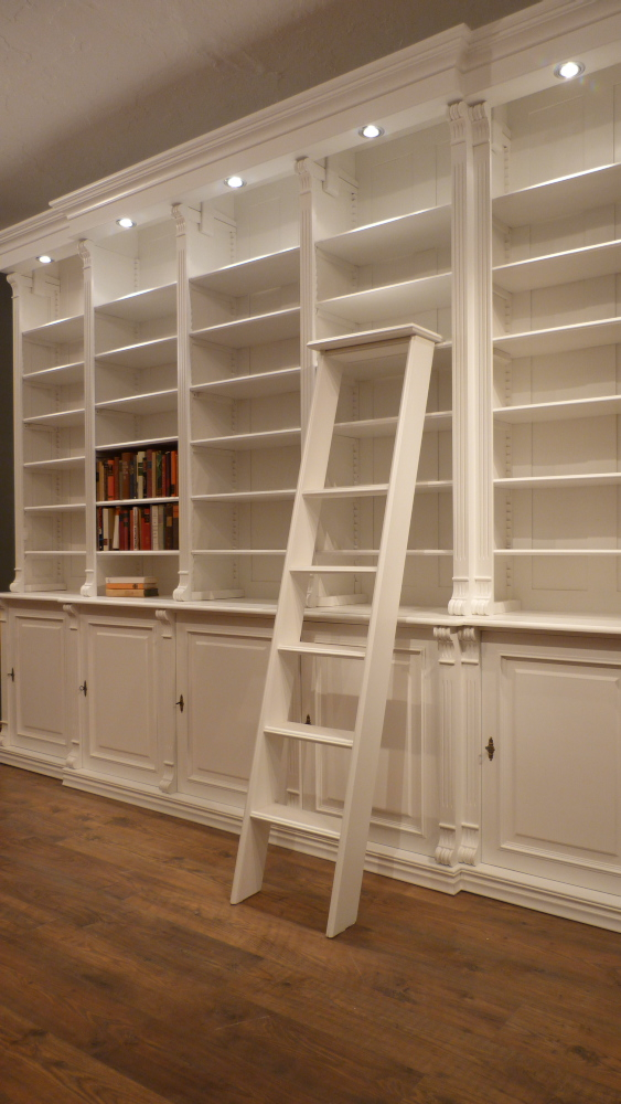 Klassische Bücherwand mit geschlossenem Unterbau im Gründerzeitstil Klassische Bücherwand mit geschlossenem Unterbau im Gründerzeitstil