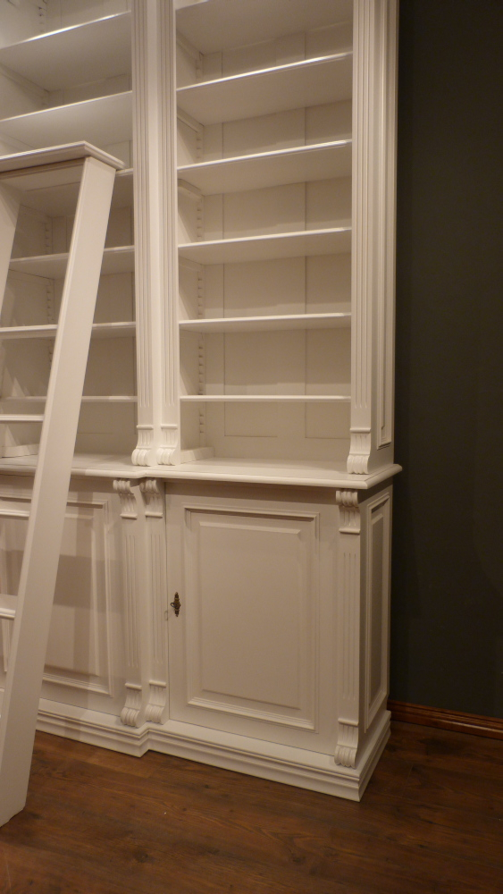 Klassische Bücherwand mit geschlossenem Unterbau im Gründerzeitstil Klassische Bücherwand mit geschlossenem Unterbau im Gründerzeitstil