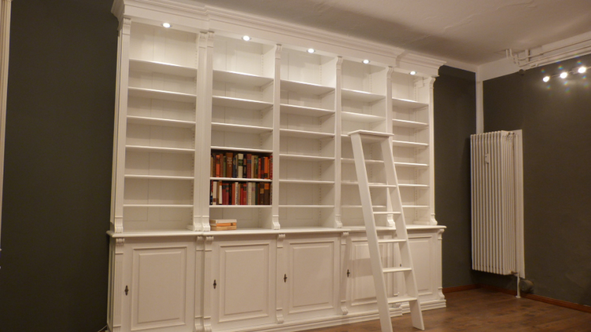 Klassische Bücherwand mit geschlossenem Unterbau im Gründerzeitstil Klassische Bücherwand mit geschlossenem Unterbau im Gründerzeitstil