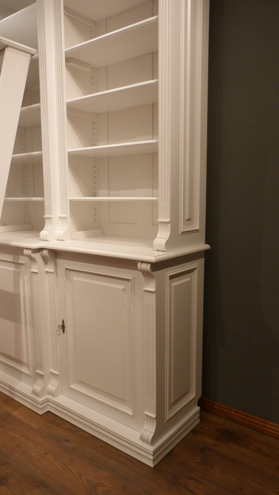 Klassische Bücherwand mit geschlossenem Unterbau im Gründerzeitstil Klassische Bücherwand mit geschlossenem Unterbau im Gründerzeitstil