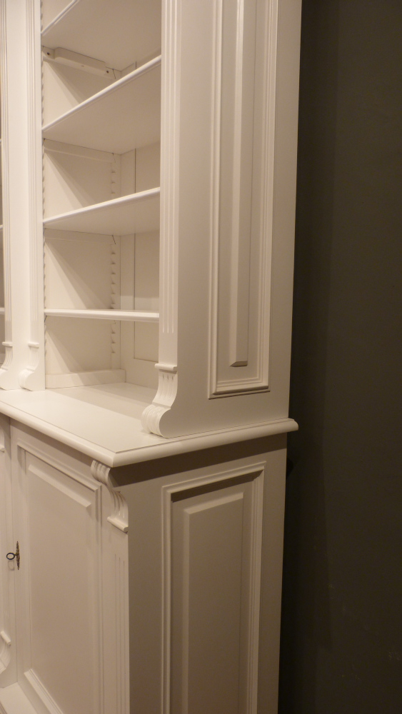 Klassische Bücherwand mit geschlossenem Unterbau im Gründerzeitstil Klassische Bücherwand mit geschlossenem Unterbau im Gründerzeitstil