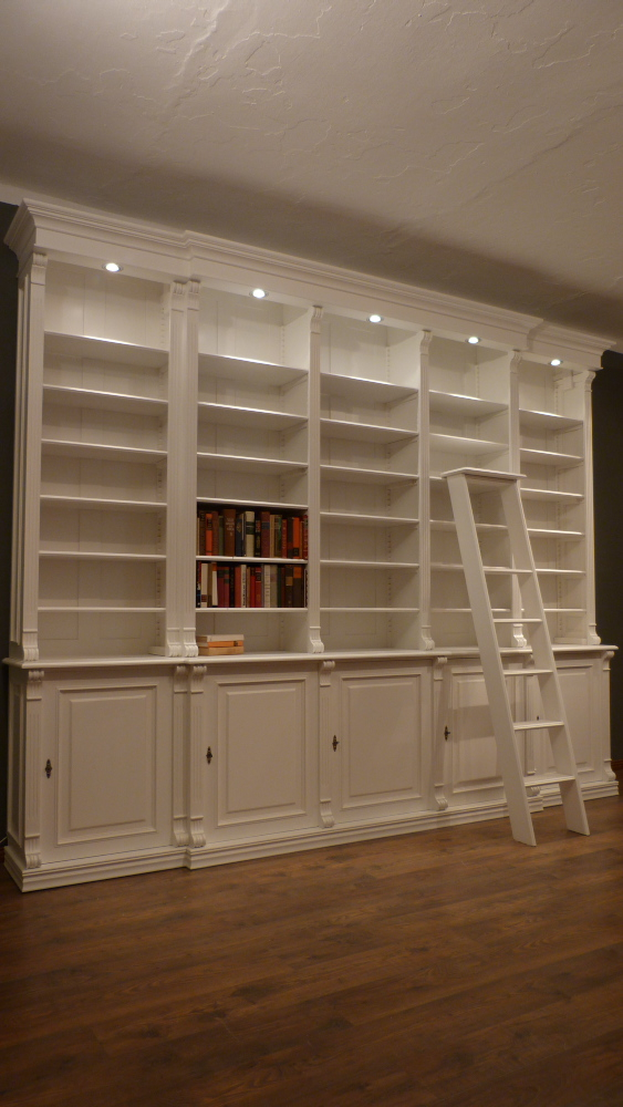 Klassische Bücherwand mit geschlossenem Unterbau im Gründerzeitstil Klassische Bücherwand mit geschlossenem Unterbau im Gründerzeitstil