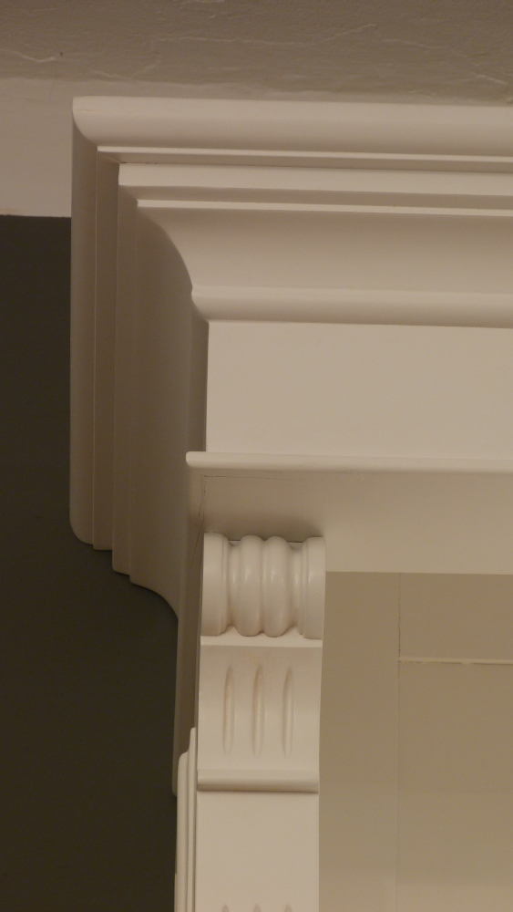 Klassische Bücherwand mit geschlossenem Unterbau im Gründerzeitstil Klassische Bücherwand mit geschlossenem Unterbau im Gründerzeitstil