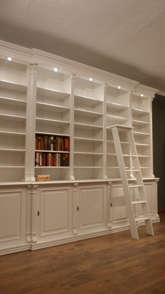 Klassische Bücherwand mit geschlossenem Unterbau im Gründerzeitstil Klassische Bücherwand mit geschlossenem Unterbau im Gründerzeitstil