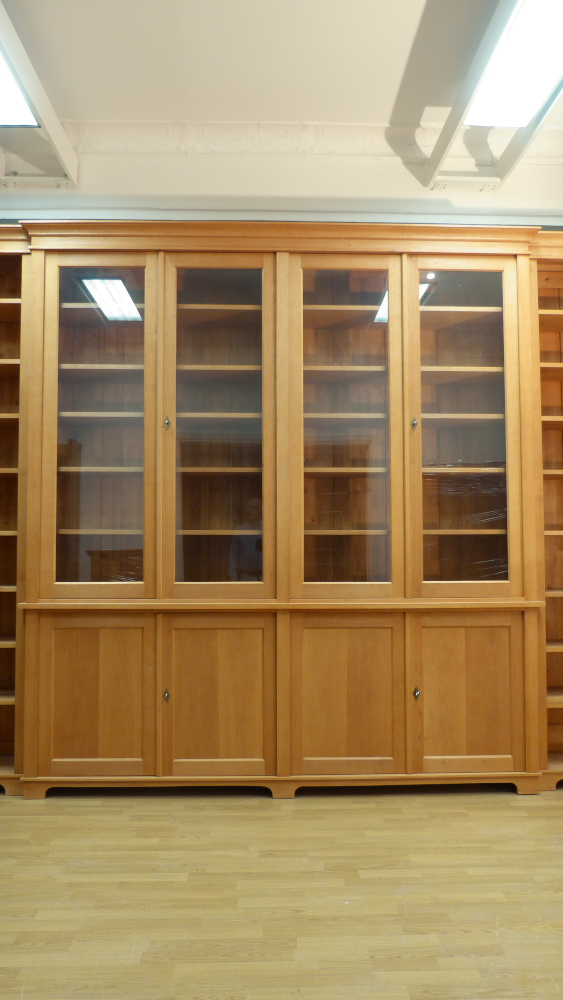 Massivholz Bücherwand mit Glastüren Massivholz Bücherwand mit Glastüren