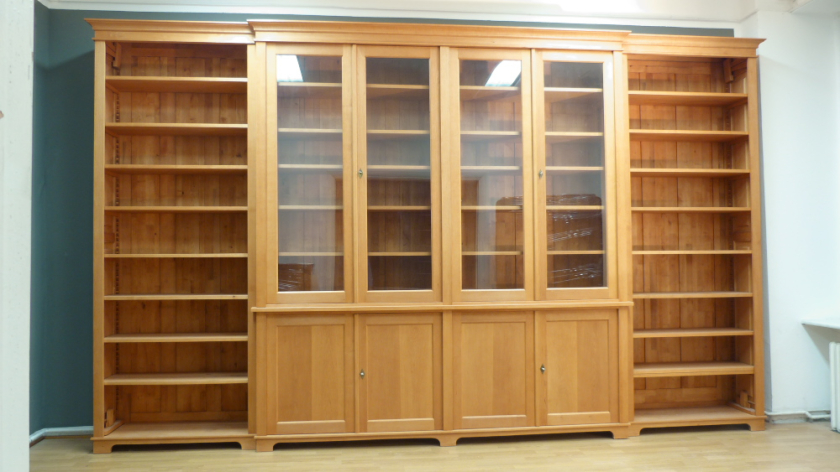 Massivholz Bücherwand mit Glastüren Massivholz Bücherwand mit Glastüren