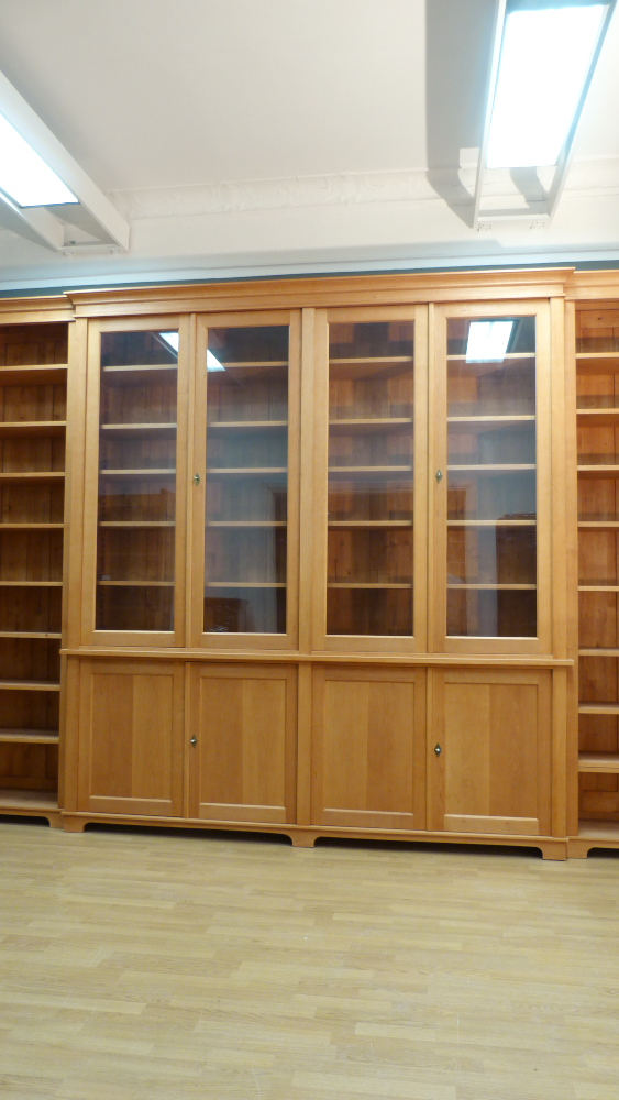 Massivholz Bücherwand mit Glastüren Massivholz Bücherwand mit Glastüren