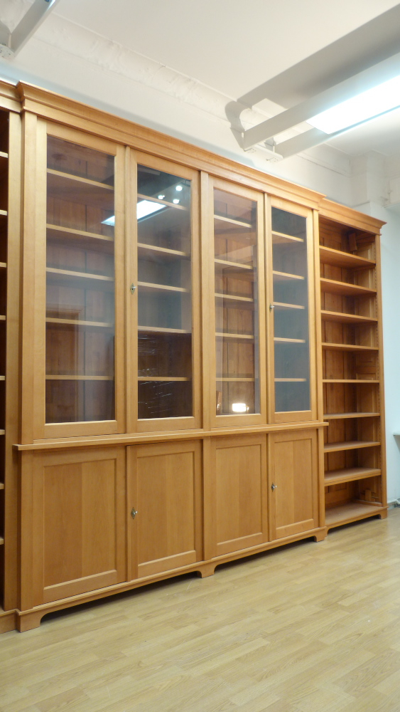 Massivholz Bücherwand mit Glastüren Massivholz Bücherwand mit Glastüren