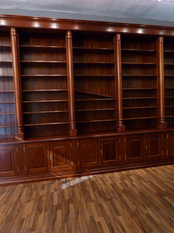 Bücherregale nach Maß, Massivholz Regal, monumentale Ausführung mit Säulen Bücherregale nach Maß, Massivholz Regal, monumentale Ausführung mit Säulen