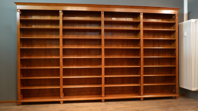Klassische Regalwand im hellen Mahagoniton Klassische Regalwand im hellen Mahagoniton