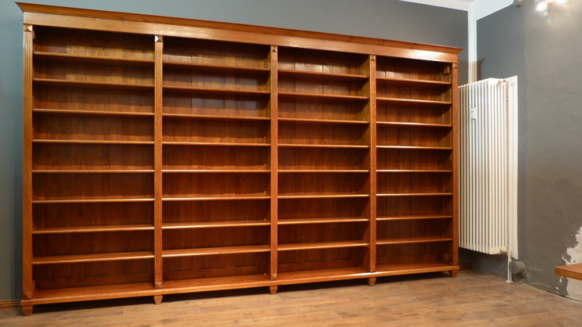 Klassische Regalwand im hellen Mahagoniton Klassische Regalwand im hellen Mahagoniton